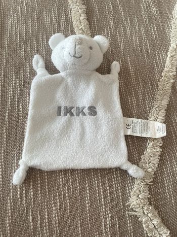 Peluche doudou plat 22cm ikks ours blanc et gris très bon état