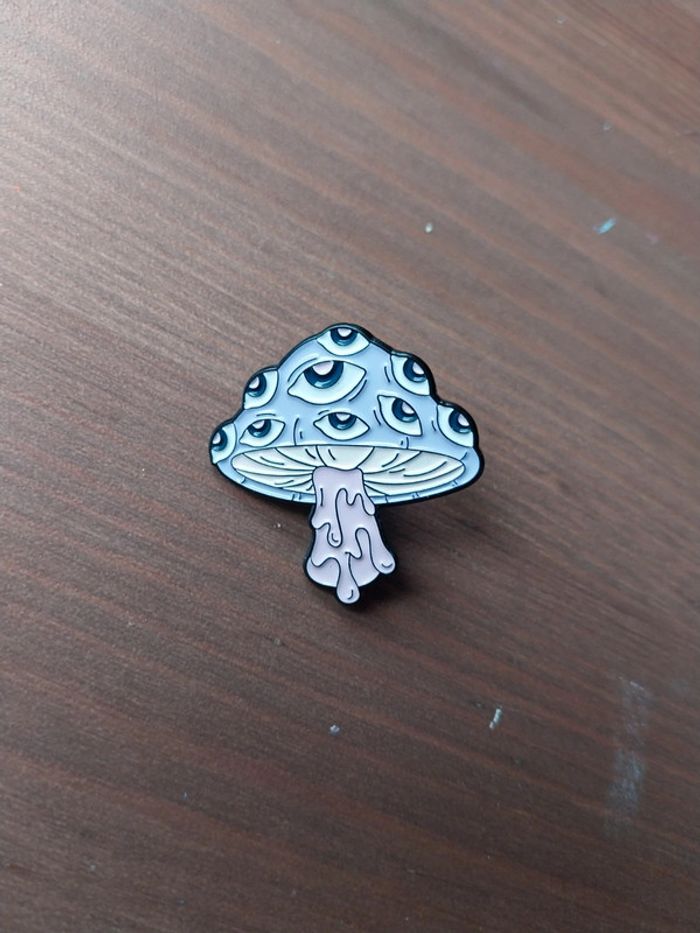 Pins champignon avec des yeux