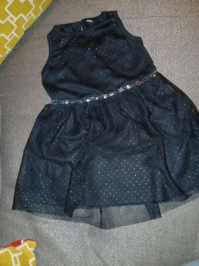 Robe noire pailletée