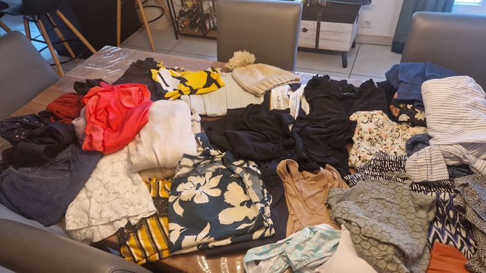 Gros lot vêtement femme taille 402 maillot de bain
2 pantalon 
1 robe longue 
1 bonnet 
3 robes
1chemise 
2 gilet 
4 écharpe foulard 
1 pull 
1 combi 
6 debardeur 
3 chemisier
1 robe manche longue 
2 short 
3 t shirt 
Certain article son neuf !!