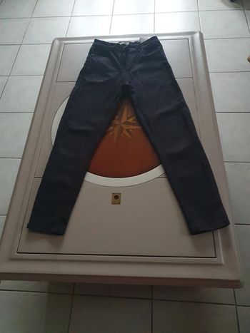 Pantalon jeans noir.