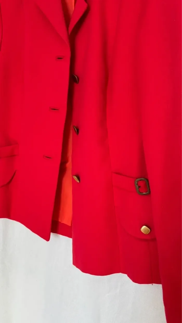 Blazer rouge à boutons dorés - photo numéro 3