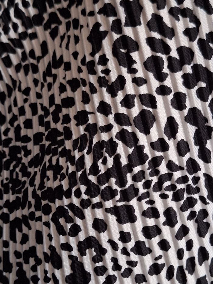 Robe blanche et noire fluide plissée - photo numéro 5