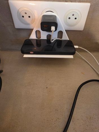 Support chargement téléphone sur prise électrique 