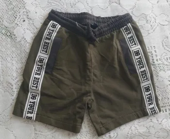 Short Kiabi, kaki, neuf, taille 5 ans