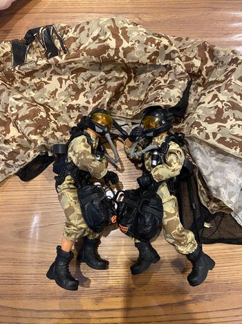 Lot de 2 Action man avec parachutes