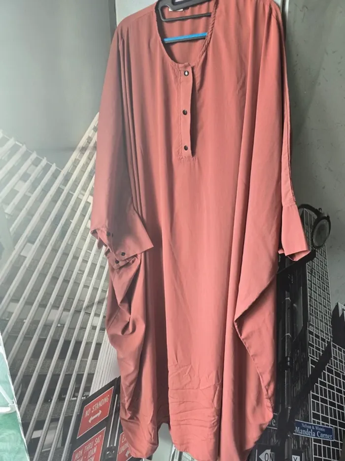 Abaya Oummmahat – Taille 52 – Couleur brique