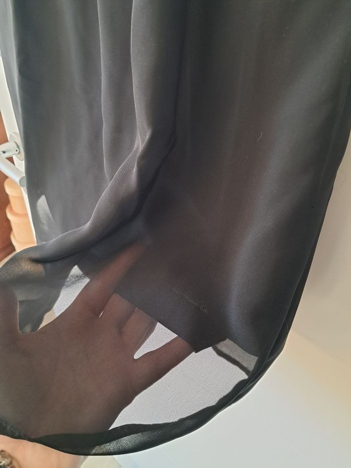 Petite robe noire en voile décolleté - photo numéro 2