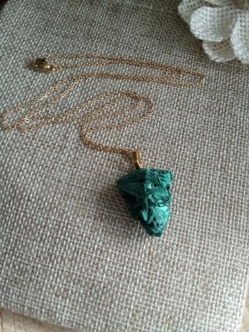 Collier en pierre de malachite brute