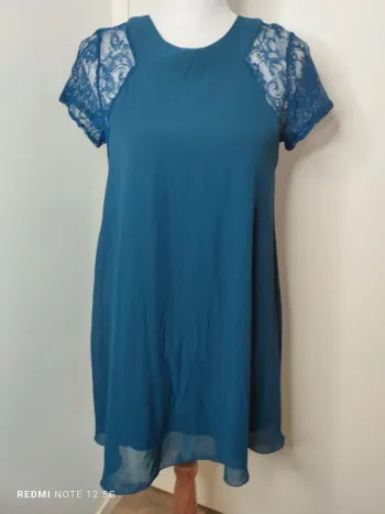 Jolie robe avec manches en dentelle taille S