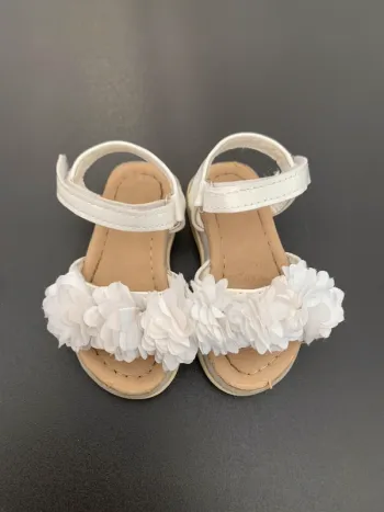 Jolie sandales lumineuses taille 20