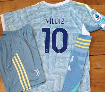 Kit complet Juventus taille 10 ans modèle Yildiz bleu extérieur 2026