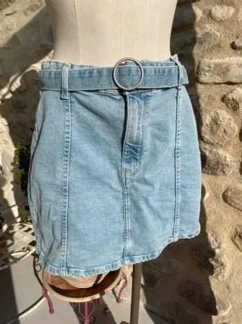 Bershka - Jupe en jean bleu clair avec ceinture