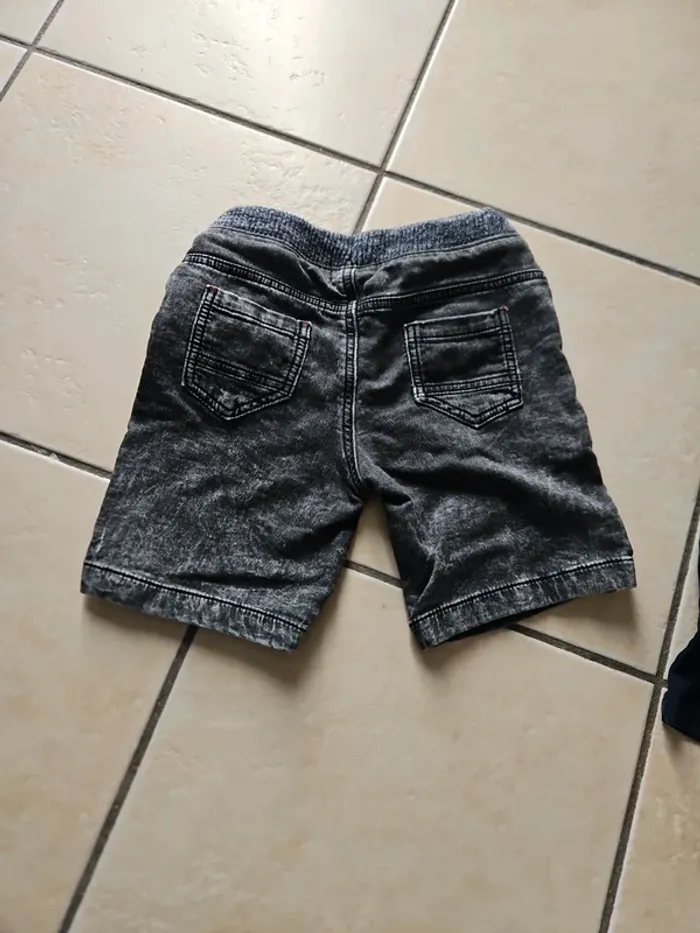 Lot de 3 shorts taille 5 ans - photo numéro 4
