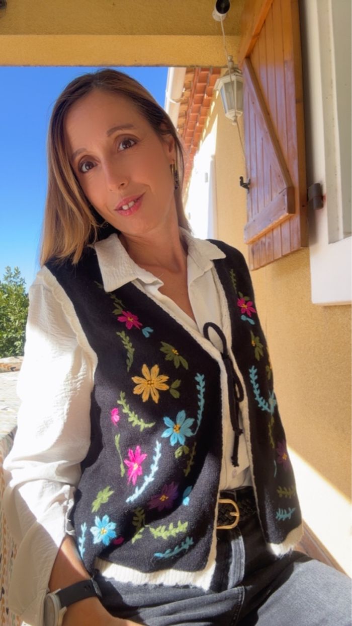 Gilet bohème sans manches noir et fleurs brodées - photo numéro 8