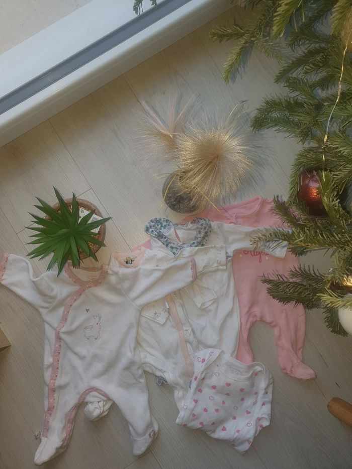 4 pyjamas fille et 1 body