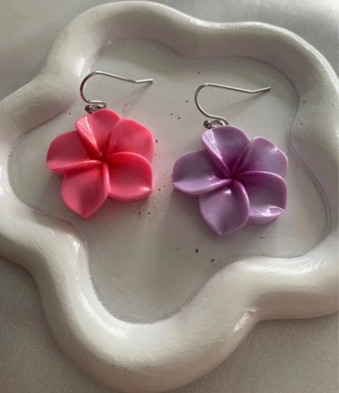 Boucles d’oreilles dépareillées fleur d’hibiscus rose et violette - photo numéro 4
