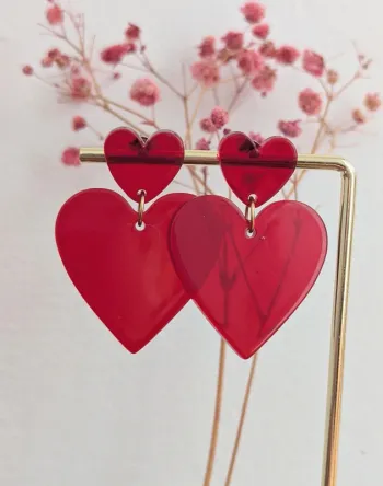 Boucles d'oreilles pendantes double cœur rouge
