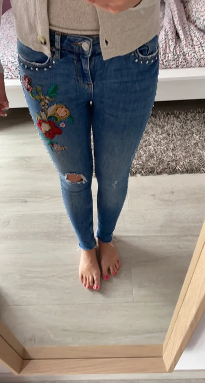 Jeans Zara fleurs - photo numéro 2
