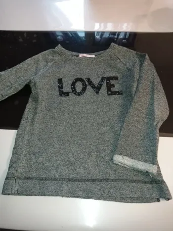 Pull fin gris motifs love