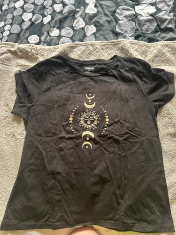 T-shirt noir à motifs