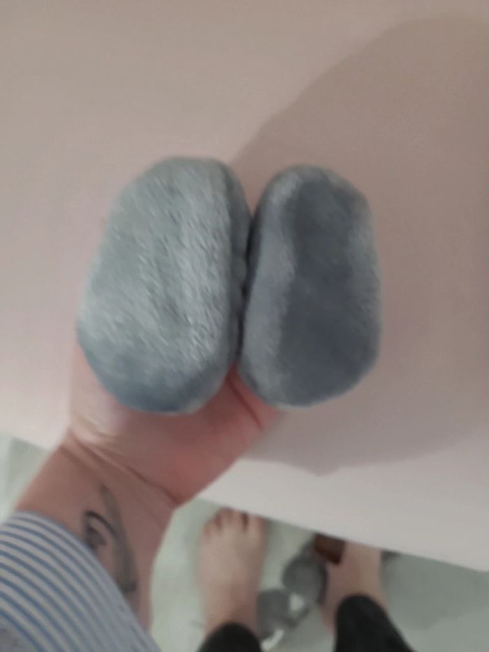 Chaussons gris et roses en doudou - photo numéro 2
