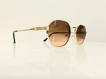 Lunette de soleil mixte hexagonale dorée verres marron dégradés UV protection catégorie 2