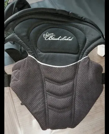 Porte bébé Chicco Black Label noir et blanc. Excellent état. Taille 0+ de la naissance à 9kg.