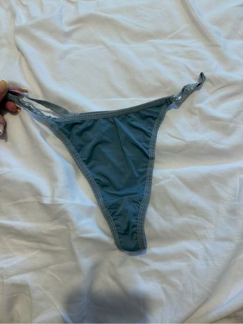 string bleu clair