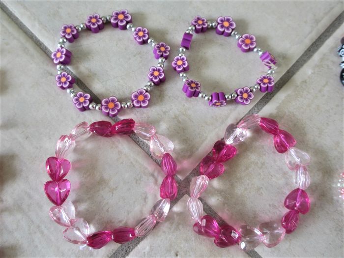 Lot colliers, bracelets, chouchous ressort, bagues - photo numéro 4