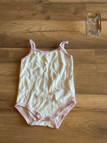 Je vend un body manche courte bébé fille 12 mois très bon état