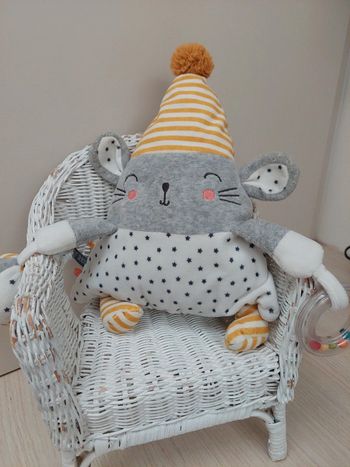 Tape a l'œil - peluche souris d'activité