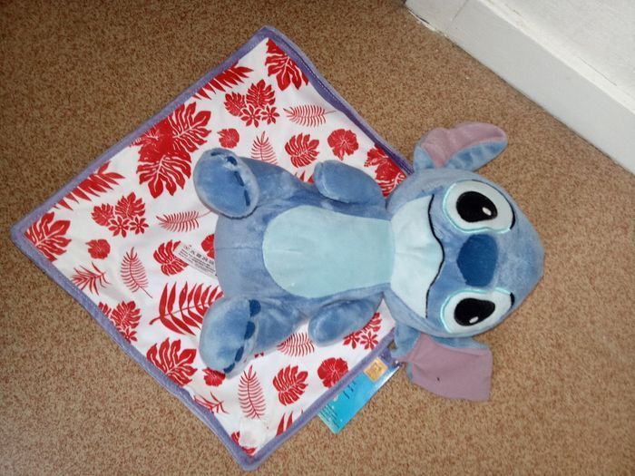 Peluche, doudou stich bleu neuf étiquette mouchoir fleur rouge, blanc, scratchs - photo numéro 6