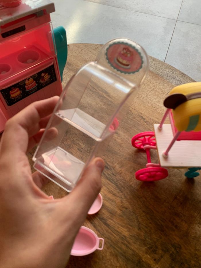 Lot jouet barbie magasin pâtisserie et chariot avec accessoires vitrine gâteau licorne - photo numéro 7