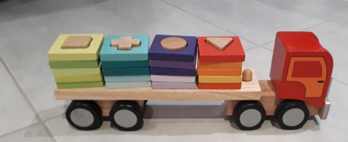 camion janod en bois avec ses pièces en bois à empiler