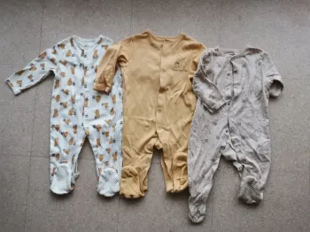 Lot 3 pyjamas 9/12mois winnie l'ourson léger