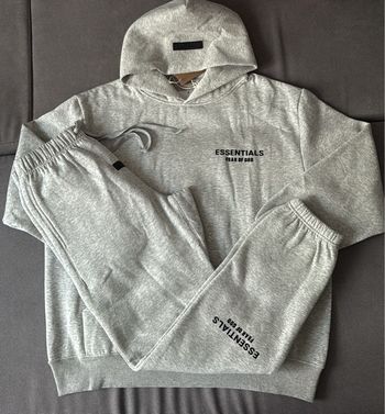 Ensemble Fear of God Essentials hoodie + jogger gris chiné 