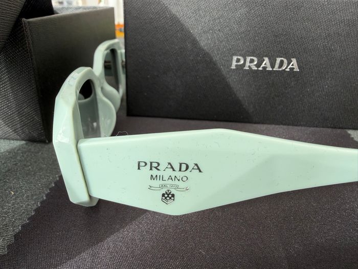 Lunettes de soleil PRADA - photo numéro 4