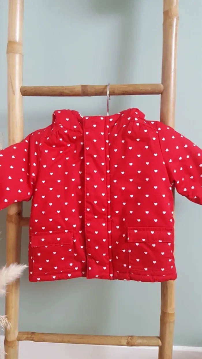 Manteau rouge à capuche