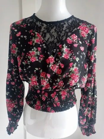 Magnifique blouse crop top noire avec fleurs rouges et vertes et dentelle noire T.M Jennyfer