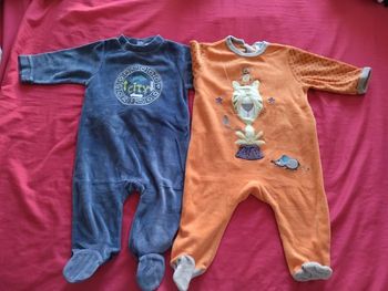 2 pyjamas velours taille 6 mois