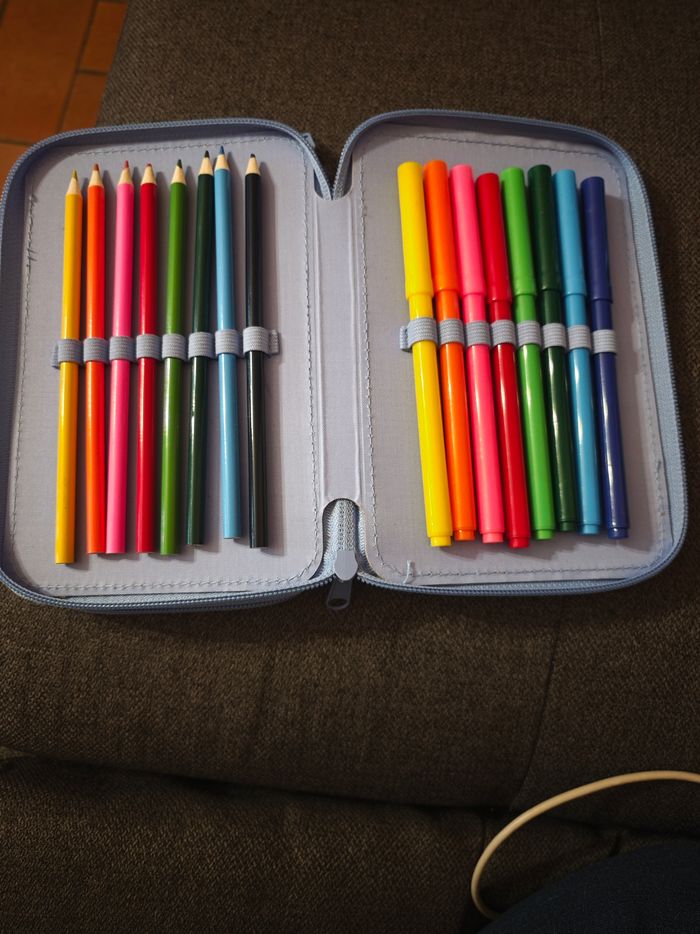Trousse scolaire avec feutre, crayons de couleur et papier - photo numéro 3