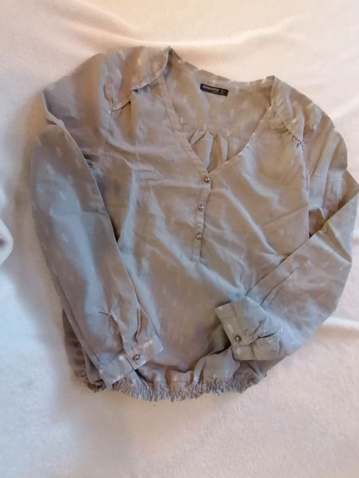 Blouse Bonobo grise avec petits motifs beige ou gris