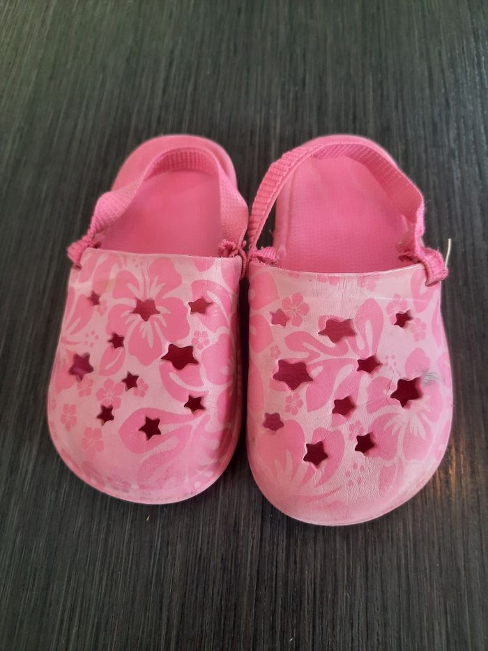 Crocs roses avec elastique au talon. Taille 24