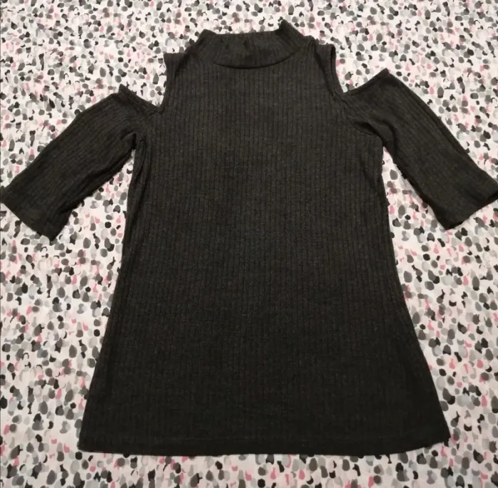 Sweat gris foncé épaules nues taille M