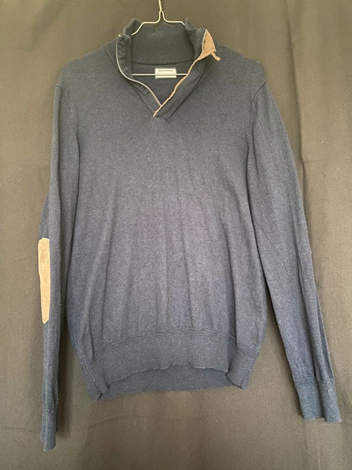 Pull avec déco sur les coudes et au cou