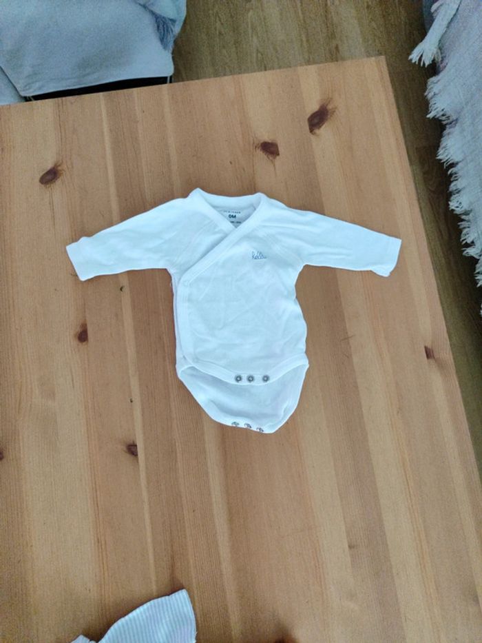 Lot 2 bodies et 1 pyjama Kiabi - photo numéro 4