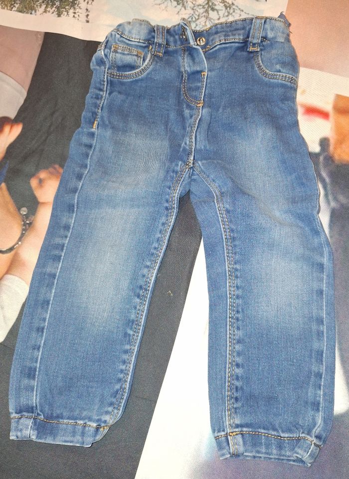 Lot d'un jean + un pantalon beige 12-18 mois - photo numéro 2