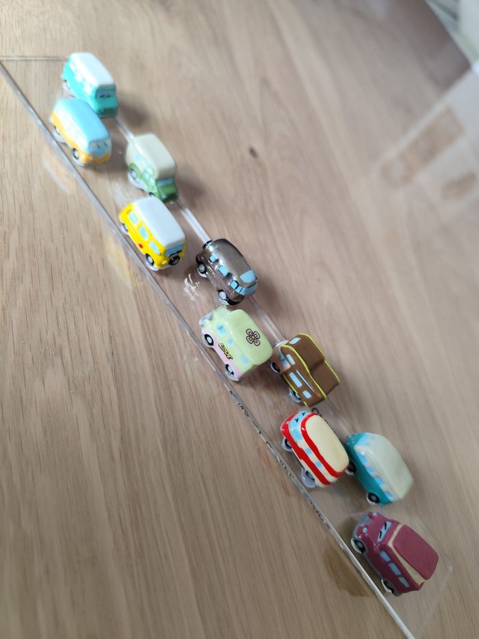 Lot de 10 figurines en céramique " les vans et camping cars"