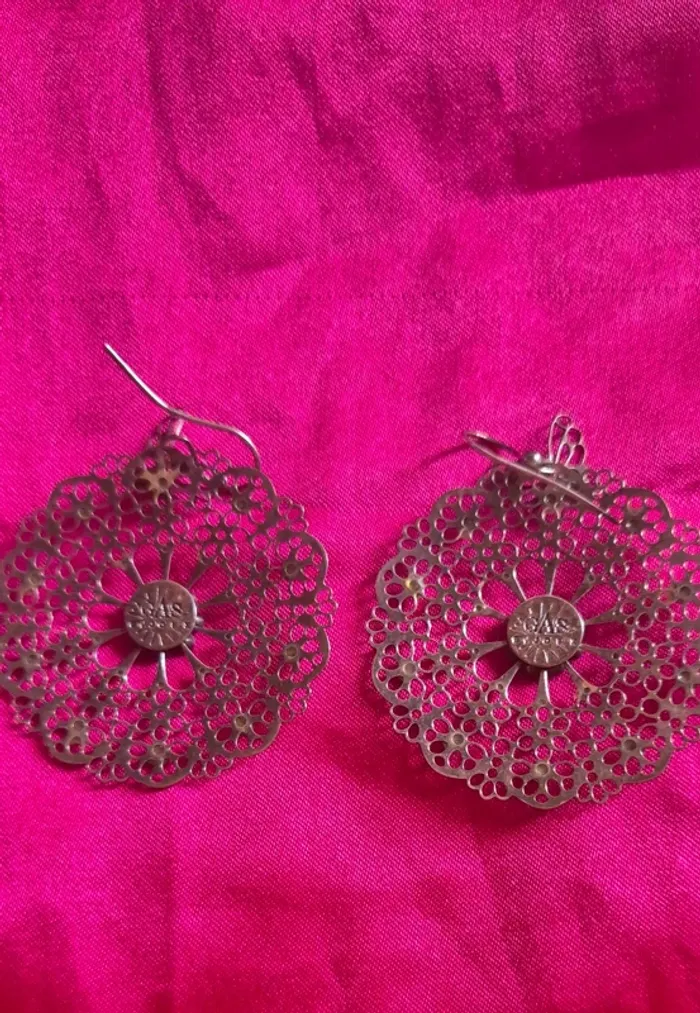 Boucles d'oreille Gas strass et effet dentelle argent très bon état - photo numéro 4
